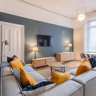 3BR Gem West End Walk to Glasgow Uni Parking