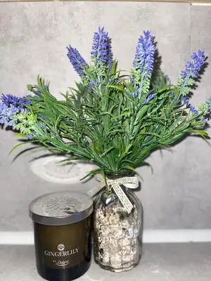 a vase with blue flowers in it at Luxury House in Glasgow in Mansewood