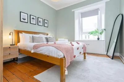 a bedroom with a bed and a window at GuestReady - Modern 1BR in Edinburgh in Edinburgh