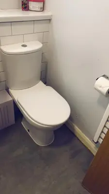 a bathroom with a white toilet in a room at Casa da Paz in Glasgow
