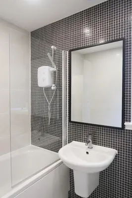 a bathroom with a sink and a mirror at Spacious 2 Bed Apartment Near Glasgow Airport in Glasgow