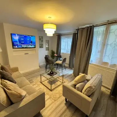 Modern 3-Bed Flat Stylish Family-Friendly