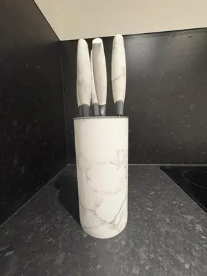 a white vase with six tooth brushes in it at 2Bed Gla Green, Walk Dist City Centre in Glasgow