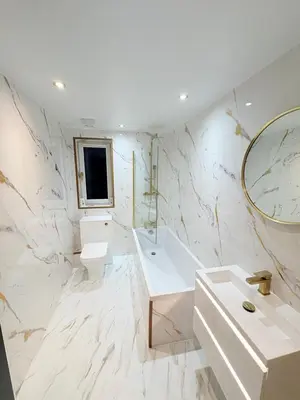 a bathroom with a tub and a sink and a mirror at F1 2BR Free Parking Walk Dist CityC in Glasgow