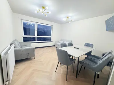 a living room with a table and chairs and a couch at F2 2BR Free Parking Walk Dis City in Glasgow