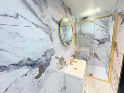 a bathroom with a sink and a mirror at F2 2BR Free Parking Walk Dis City in Glasgow