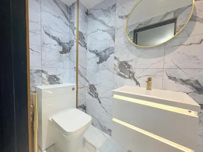 a bathroom with a white toilet and a mirror at F2 2BR Free Parking Walk Dis City in Glasgow
