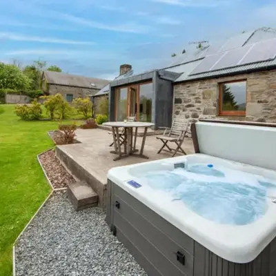 Sams Cottage with Loch Tay Vistas and Hot Tub