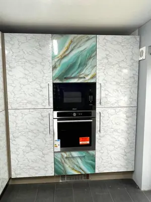 a kitchen with a stove and a microwave at Cosy 2 Bed Apartment in Crossford near Lanark in Crossford
