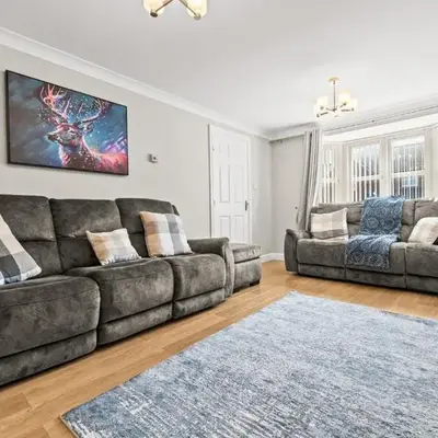 Polmont Haven: Spacious 4- Bedroom Retreat