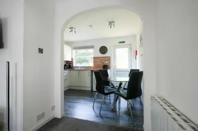 a kitchen and dining room with a table and chairs at Modern 2 Bedroom Platinum Pad Glasgow City in Glasgow