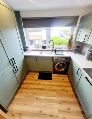 a kitchen with a sink and a washing machine at Urban 4BR house - Central-FREE parking-NO PARTY in Glasgow