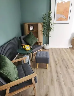a living room with a couch and a chair at Urban 4BR house - Central-FREE parking-NO PARTY in Glasgow