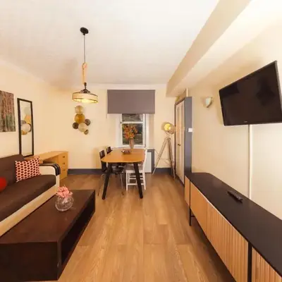Cosy Central Apartment by the Meadows 4