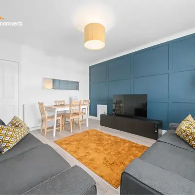 2 Bed Sleeps 4 with Private Parking in Airdrie
