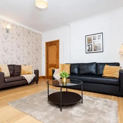 2Bed Upper Cottage-Street Parking-by Holiday Homes