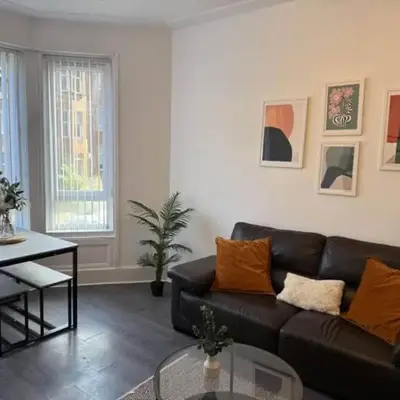 2BR Flat with Parking Near Glasgow Green and Parks