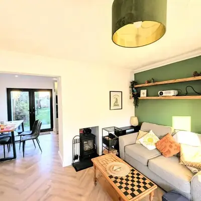 Newly Refurbished 3 Bed House with 2-Sided Wood Burner and Garden in Edinburgh