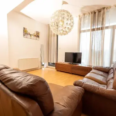 Muirhouse 2BR Apartment with Free Parking