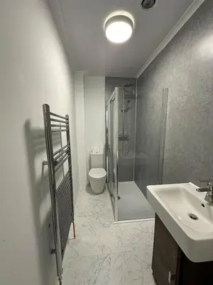 a bathroom with a shower and a sink and a toilet at Victorian 5 Bedroom House Free Parking SSE Central in Glasgow