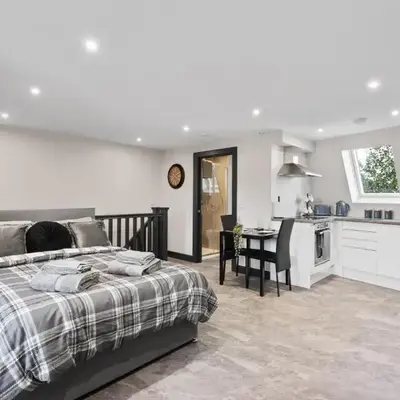 Large Edinburgh Studio - Close to City Centre