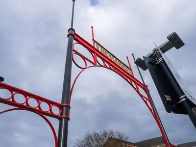 a red street light with a street sign on it at Cosy Glasgow Barrowlands stay-spacious & free parking in Glasgow
