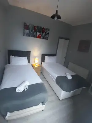 two beds in a hotel room with at Cosy Apartment by the Meadows 2 in Edinburgh