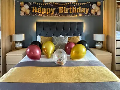 a bunch of balloons sitting on top of a bed at Riverview Lodge in Acharra