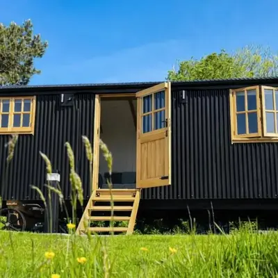 Luxury Shepherds Hut on Powis House Estate