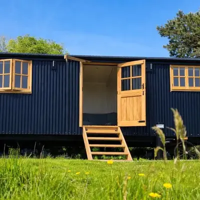Shepherds Hut on tranquil Powis House Estate