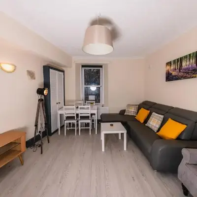 Charming and Spacious City Getaway 3