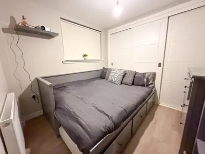 a bedroom with a bed in a room at 2-Bed Flat in Glasgow East End in Glasgow