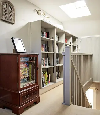 a room with a book shelf with books at Glenalbyn Cottage in Saint Fillans