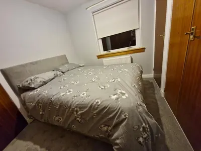 a bedroom with a bed with a blanket on it at Spacious 2 Bed in Falkirk in Falkirk