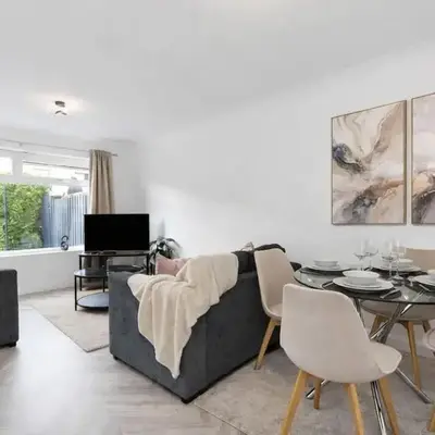Contractor & Family Friendly House - Sleeps 8 - FREE Parking and Fast Wi-Fi