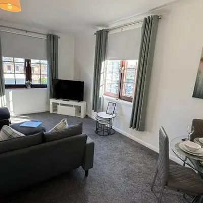 Central 1BR Apt with Parking