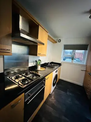 a kitchen with a stove and a stove top oven at Modern 2 Bedroom Ground Floor Apartment near city centre in Glasgow
