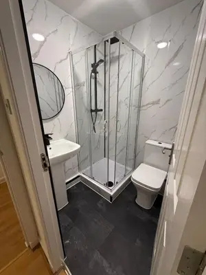 a bathroom with a shower and a toilet and a sink at Modern 2 Bedroom Ground Floor Apartment near city centre in Glasgow