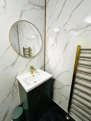 a bathroom with a sink and a mirror at Modern 2 Bedroom Ground Floor Apartment near city centre in Glasgow