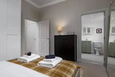 a bedroom with two towels on top of a bed at Kings Park Garden Cottage - Free Parking in Stirling