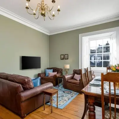 Elegant 3 Bed Apartment in Stirling Near Free Parking and Hill Views