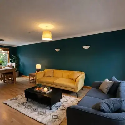 Comfortable 3 Bed Home with Garden & Parking Stylish Family Contractor