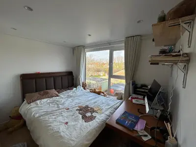 a bedroom with a bed and a desk and a window at Baoyan Kingstong - 2 bedrooms in Moffat