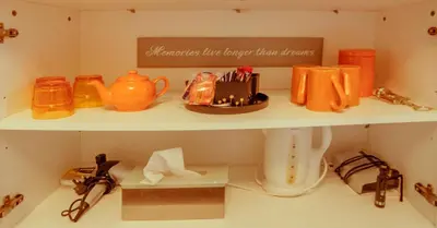a shelf with a tea pot and a cake on it at Dana Villa Holiday Accommodation in Oban