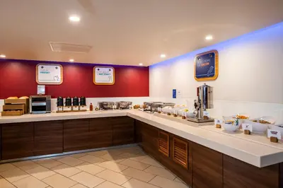 a large kitchen with aasteryasteryasteryasteryasteryasteryasteryasteryasteryasteryastery at Holiday Inn Express - Glasgow Airport by IHG in Paisley