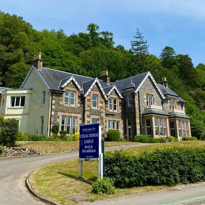 a street sign in front of a large house at Creag Mhor Lodge in Onich