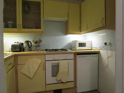 a kitchen with a microwave and a stove top oven at Westend Glasgow Apartment in Glasgow