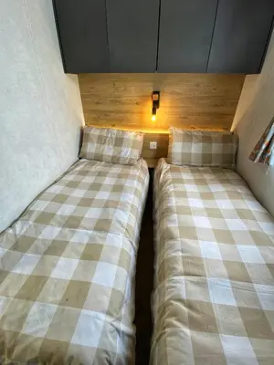 two beds in the corner of a room at Bellochantuy Beach in Bellochantuy