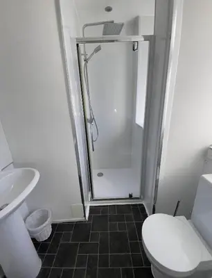 a bathroom with a shower and a toilet at Apartment 2 Bed West End in Glasgow