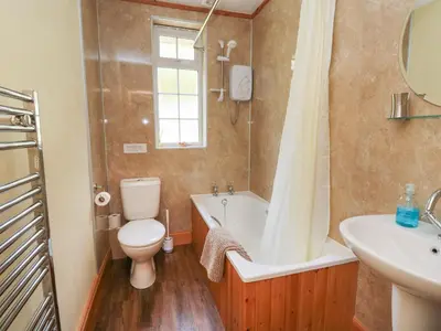a bathroom with a toilet and a tub and a sink at Drover's Way in Newyork